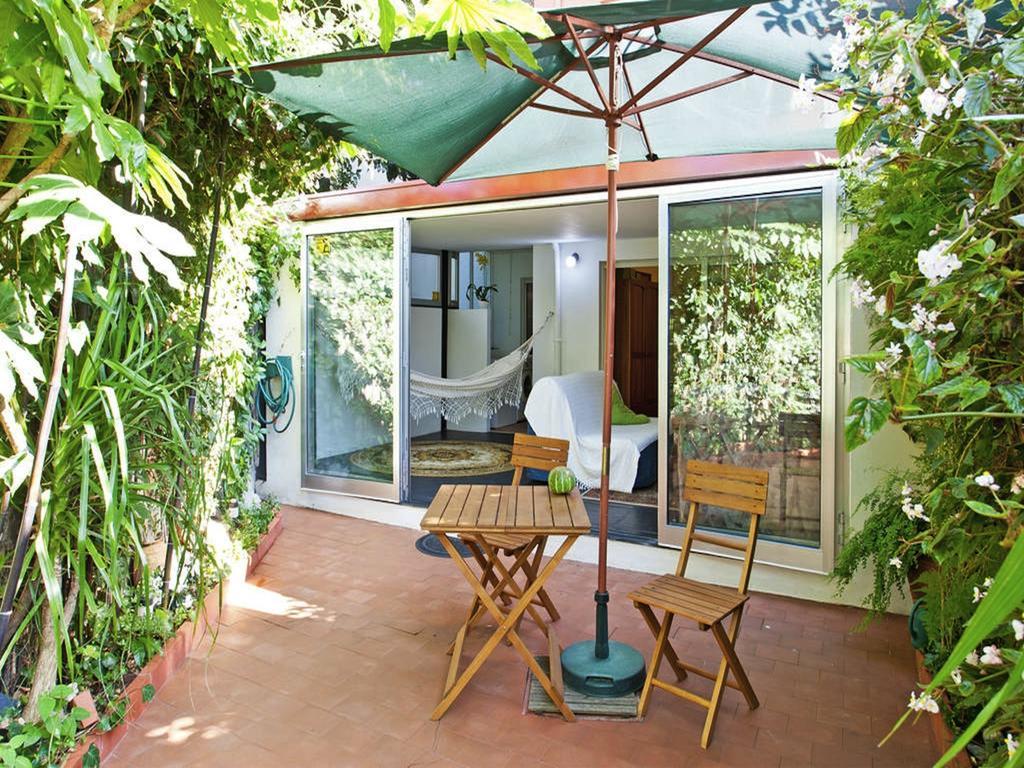 Apartamento With Private Garden